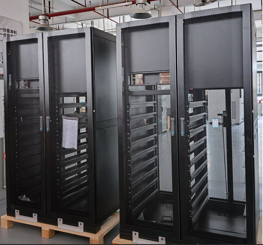 แอปพลิเคชันคลัสเตอร์แบตเตอรี่ลิเธียมไอออนสำรองไฟ 409.6V 512V ของ UPS3