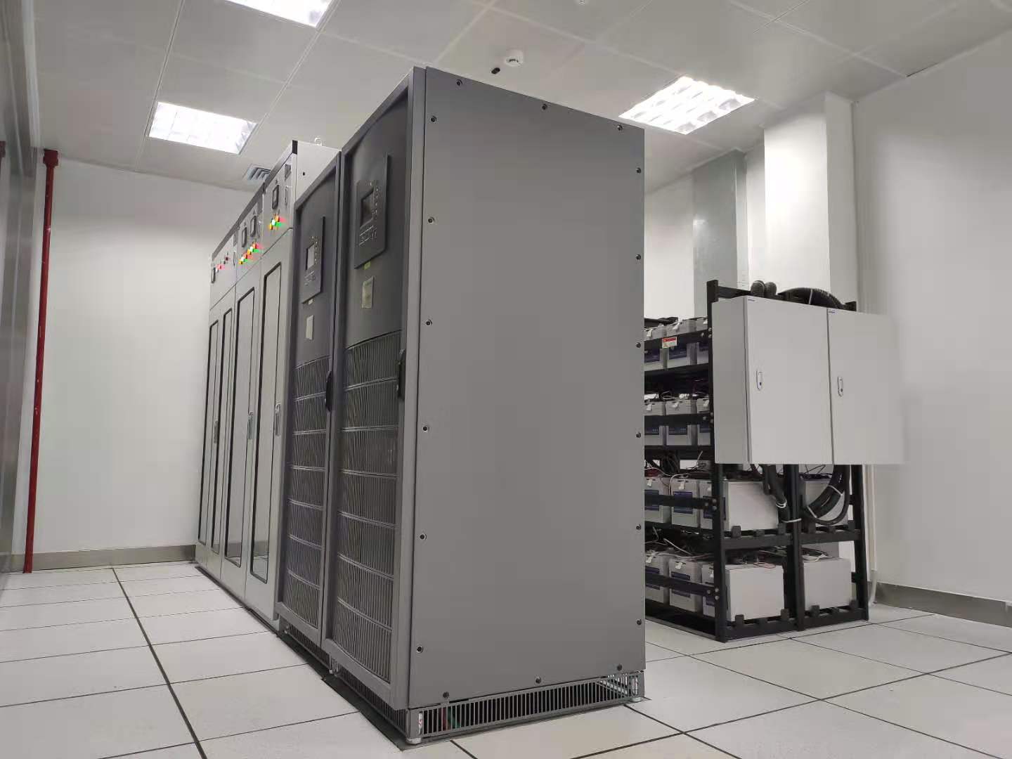 ชั้นวางแบตเตอรี่ของโรงพยาบาล UPS ในทางเดินทางคลินิก แด 